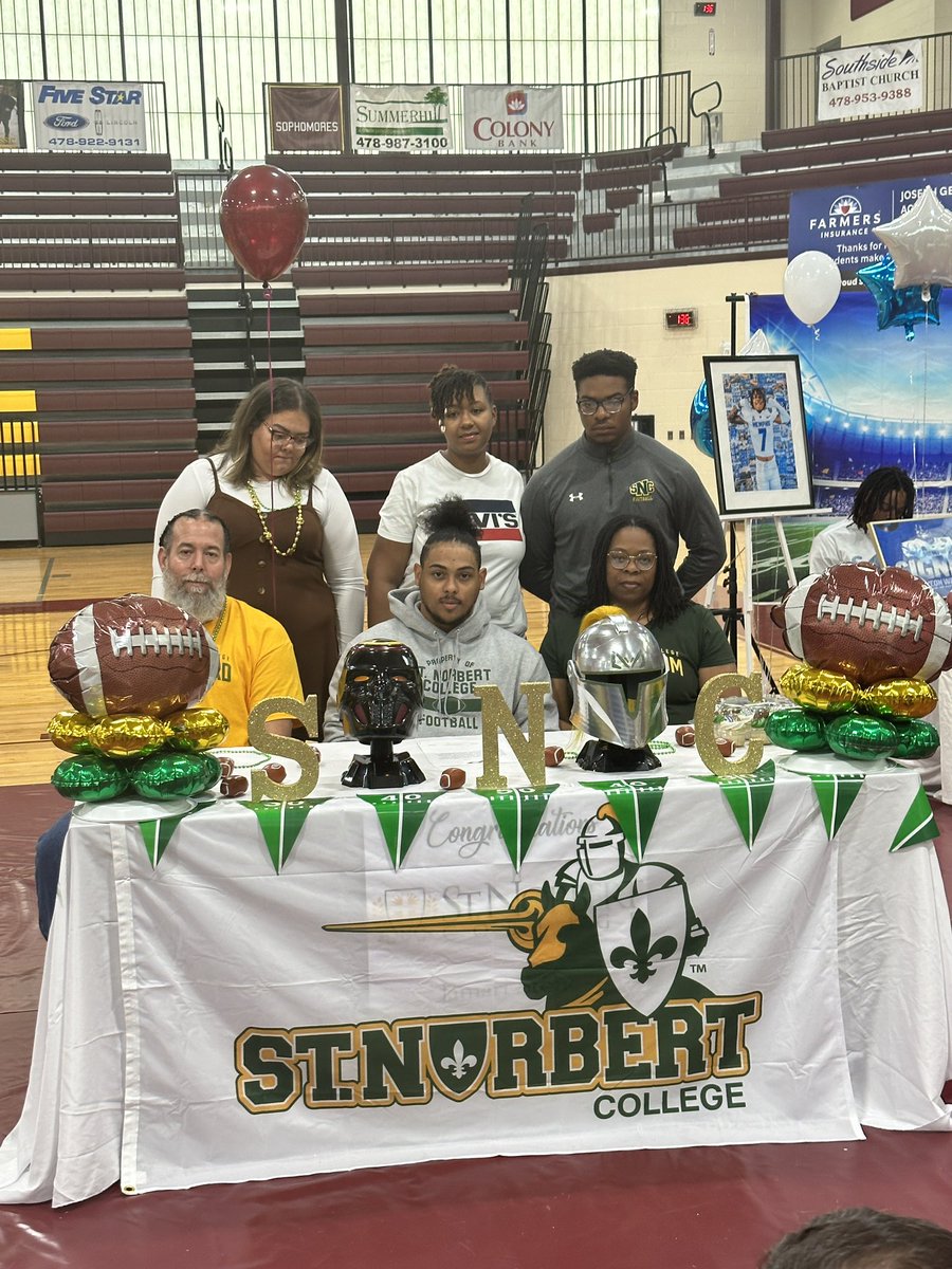 Congratulations to PHS football player Jamari  Stone for committing on signing day to St. Norbert College! 🐾🏈