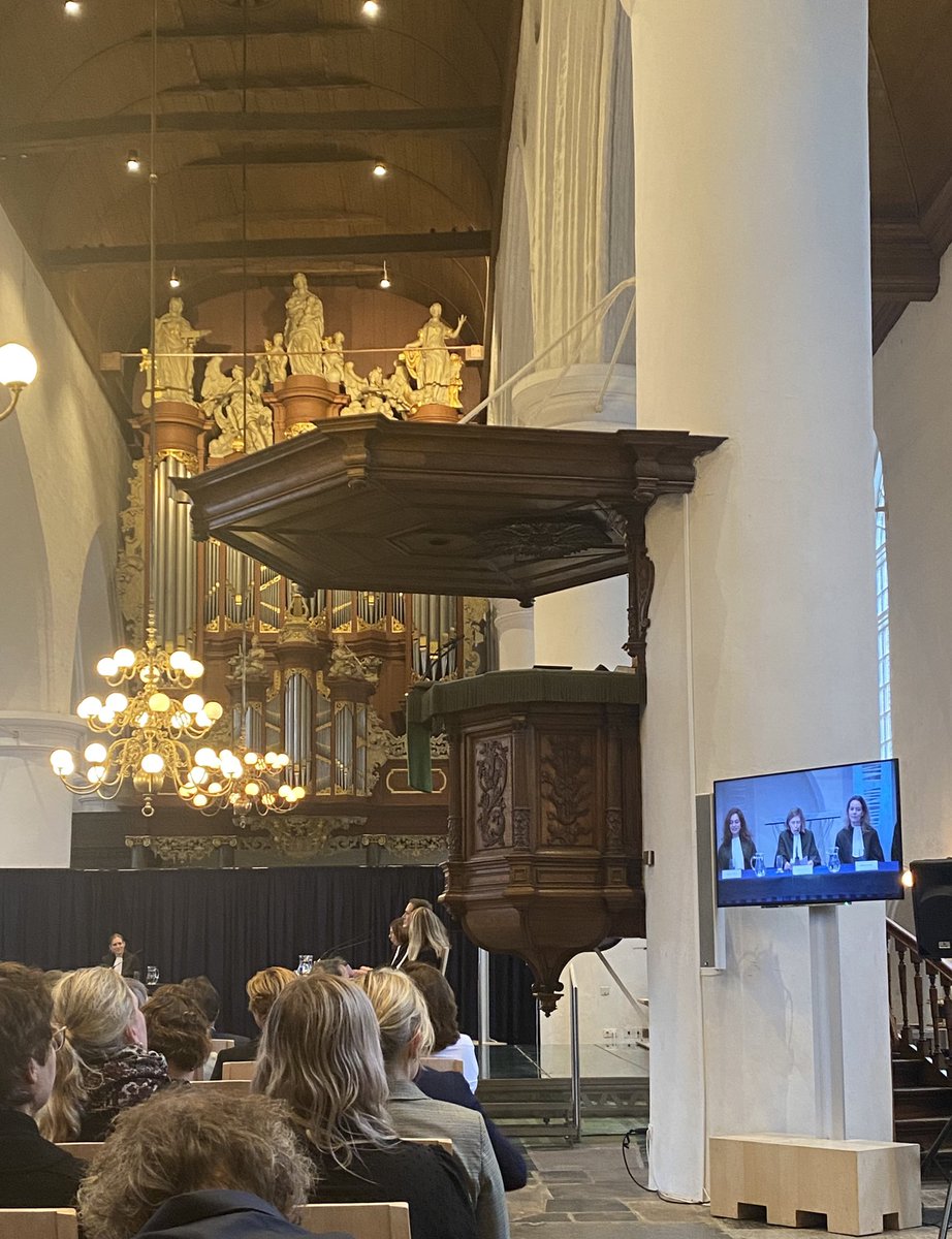 Duurt even voor je er bent, maar dan heb je ook wat #installatiezitting <a href="/Hof_Arnh_Leeuw/">Gerechtshof Arnhem-Leeuwarden</a> (nu in de Grote Kerk in Leeuwarden)