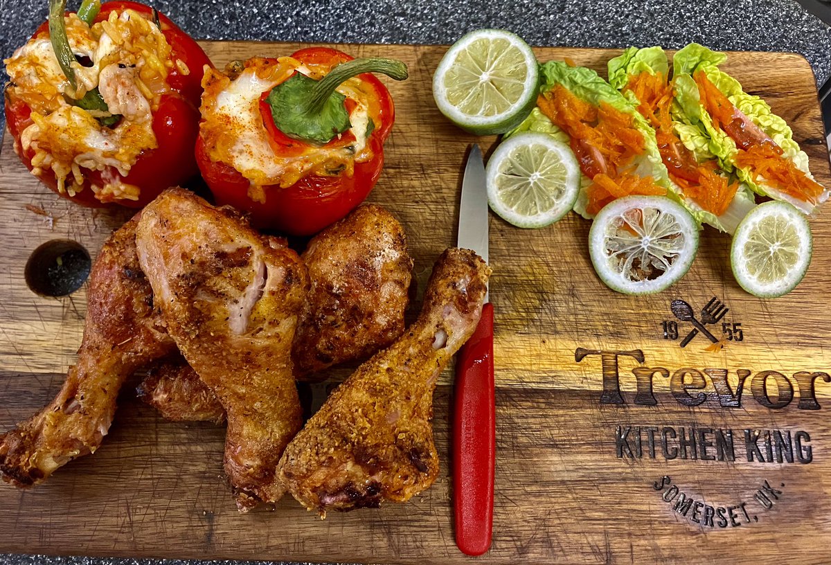 tantrictrevbbq's tweet photo. KFC is a closely guarded secret but I tried my version. Not at all bad. With stuffed peppers and salad with French dressing. #bbq #bbqchicken #frenchdressing #chickenKFC #homemadefood #weber https://t.co/ul4QEw4Xus