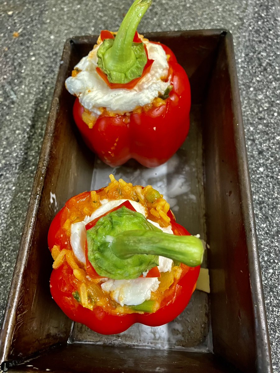 tantrictrevbbq's tweet photo. KFC is a closely guarded secret but I tried my version. Not at all bad. With stuffed peppers and salad with French dressing. #bbq #bbqchicken #frenchdressing #chickenKFC #homemadefood #weber https://t.co/ul4QEw4Xus