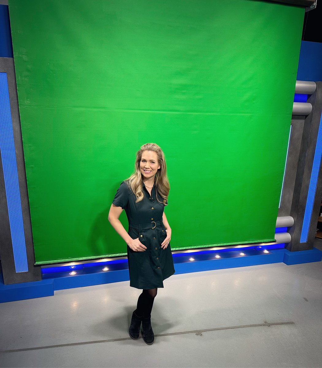 Why was she wearing a green shirt dress? Because she wanted to try collard  greens  #goodmorning #morningtv #tvhost #yyc #punny #greenscreen  #greenongreen #badjokes #thursday #fridayeve