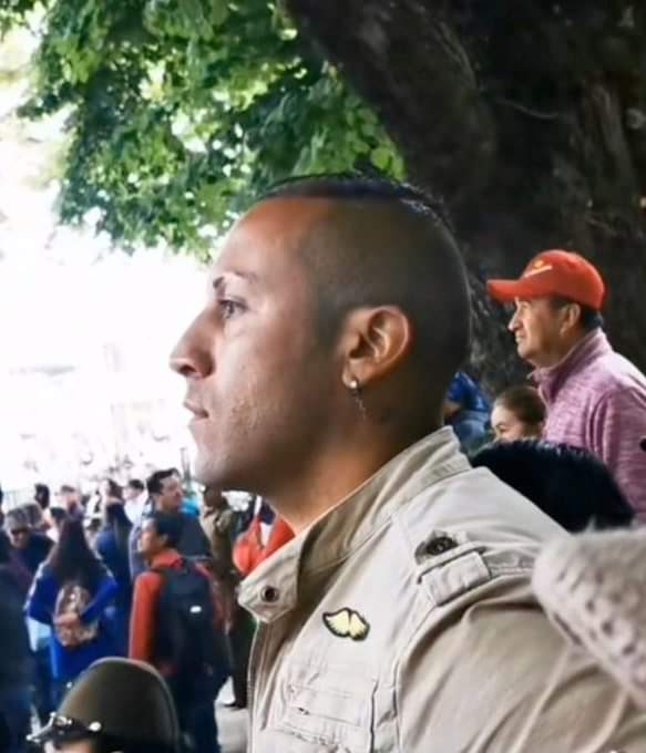 Vernica07401640's tweet photo. Denuncia a patriota que lo mandan a diferentes lugares donde va el Presidente a solo gritarle groserías, se le ha visto extremo sur y norte.
Quien le financiará tanto viaje? https://t.co/sRiljjQ7xW