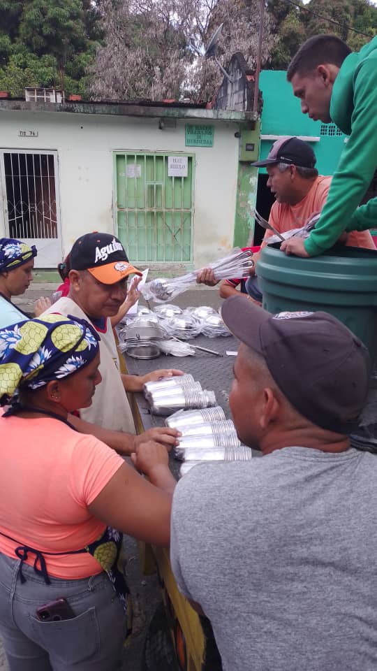 ZYSEGMIRANDA's tweet photo. #Miranda Agradecidos con la ministra @_LaAvanzadora, el gobernador @HectoRodriguez y Presidenta de FEDE Ing. Gladys Barreto por dotación de materiales de cocina para mejor atención del PAE en UEN Ezequiel Zamora, municipio Independencia @MPPEDUCACION 
#juntossumamos #VivaLaPatria https://t.co/07MKkV8hwh