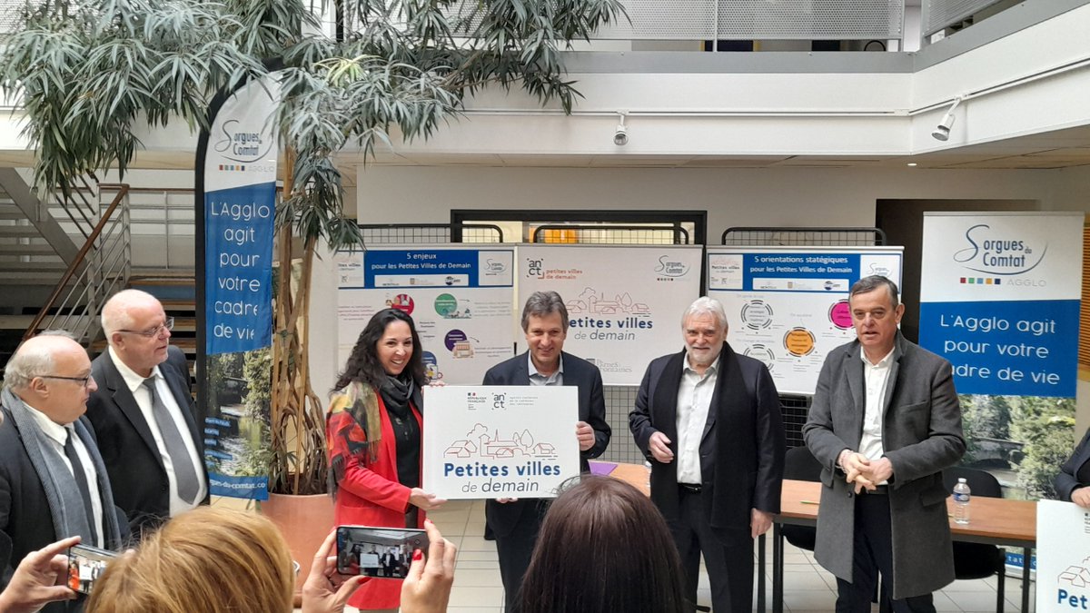 Prefet84's tweet photo. ✍️Signature de la convention « Petites Villes de Demain » entre l’État, les Sorgues du Comtat et les communes de Monteux, Pernes-les-Fontaines et Sorgues pour accompagner leur transformation et leur revitalisation.
#habitat #mobilités #cadredevie #commerces #services #équipements https://t.co/bz3QTtL6Na