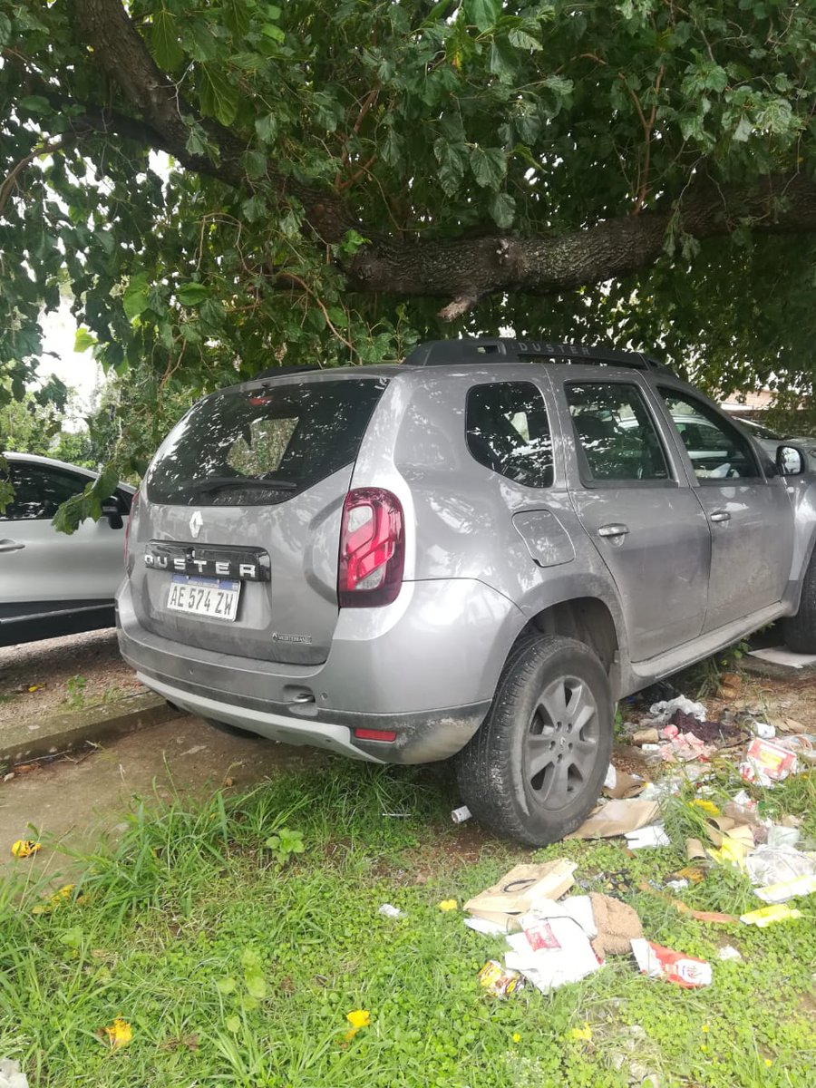 riosdavi's tweet photo. @MuniCba Sres de la Secretaria de Fiscalizacion y Control podrán por favor venir a remover un Renault Duster pat. AE574ZW que se encuentra sobre la vereda en Manuel Corvalan al 200? Una persona mayor con andador se tuvo que bajar a la calle para poder pasar. Esto pasa siempre! https://t.co/En8lZL4ujT