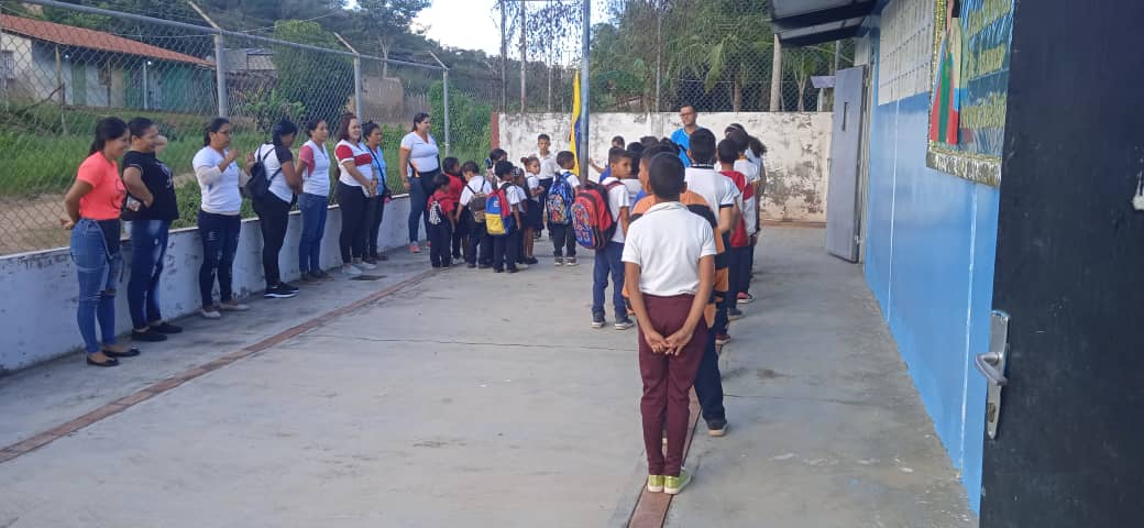 red8bermudez's tweet photo. La Red 08 Intercircuital Bermúdez bajo la Supervisión del Prof René Bello INFORMA:
Actividad Cívica en conmemoración a los 228°Aniversario del Avel de América:Antonio José de Sucre.
#regresamosalaescuela2023
@zonaedusucre @MPPEDUCACION @_LaAvanzadora @KarenlyPSUV @NicolasMaduro https://t.co/ttMa3Cc4RC