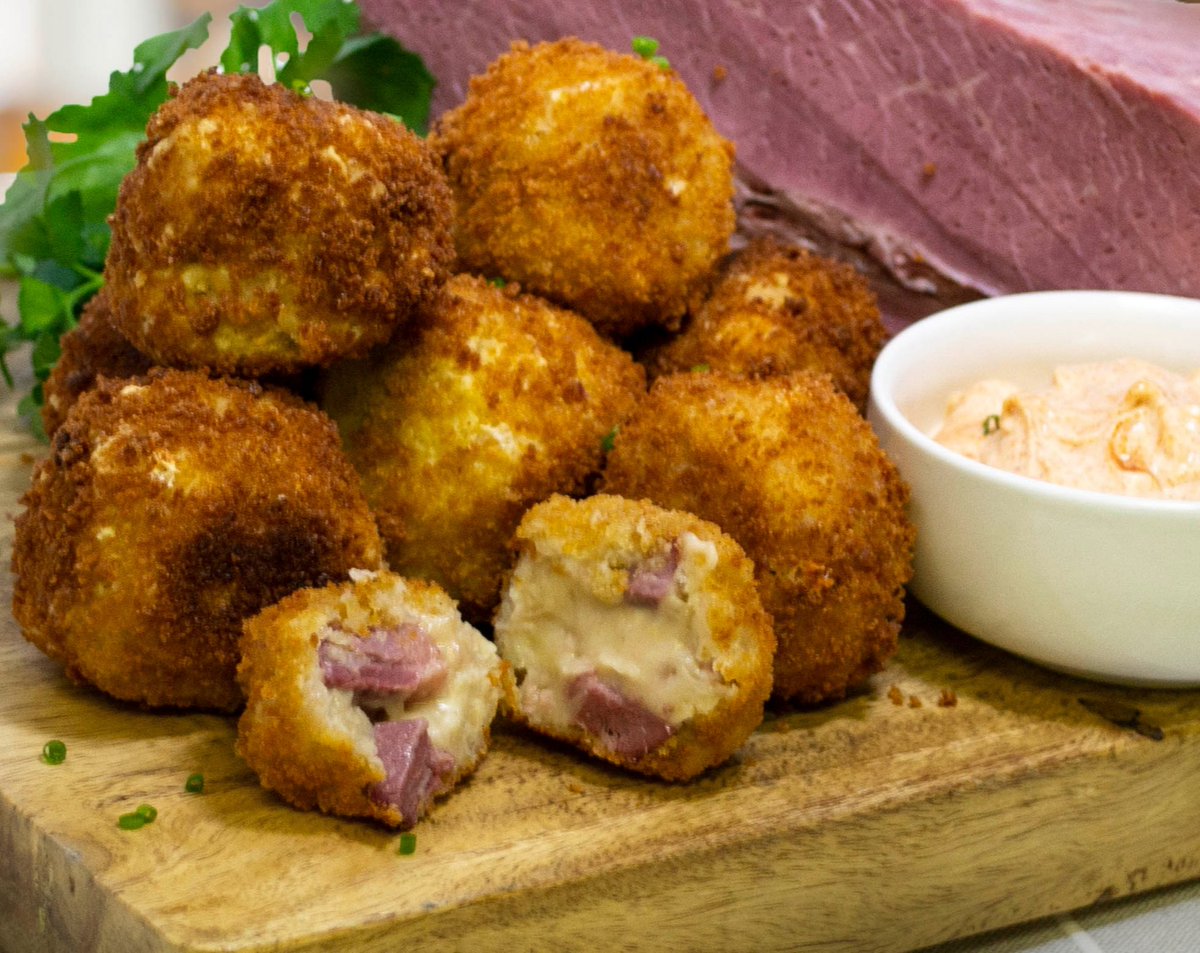 For 🥔National Tater Tot Day🥔, we put a twist on the classic tater tot to create these crispy croquettes packed with potatoes, corned beef hash and mozzarella. Just add garlic aioli! 👌 #nationaltatertotday #hash #tatertot
Click for recipe: ow.ly/JZxZ50MHR2C