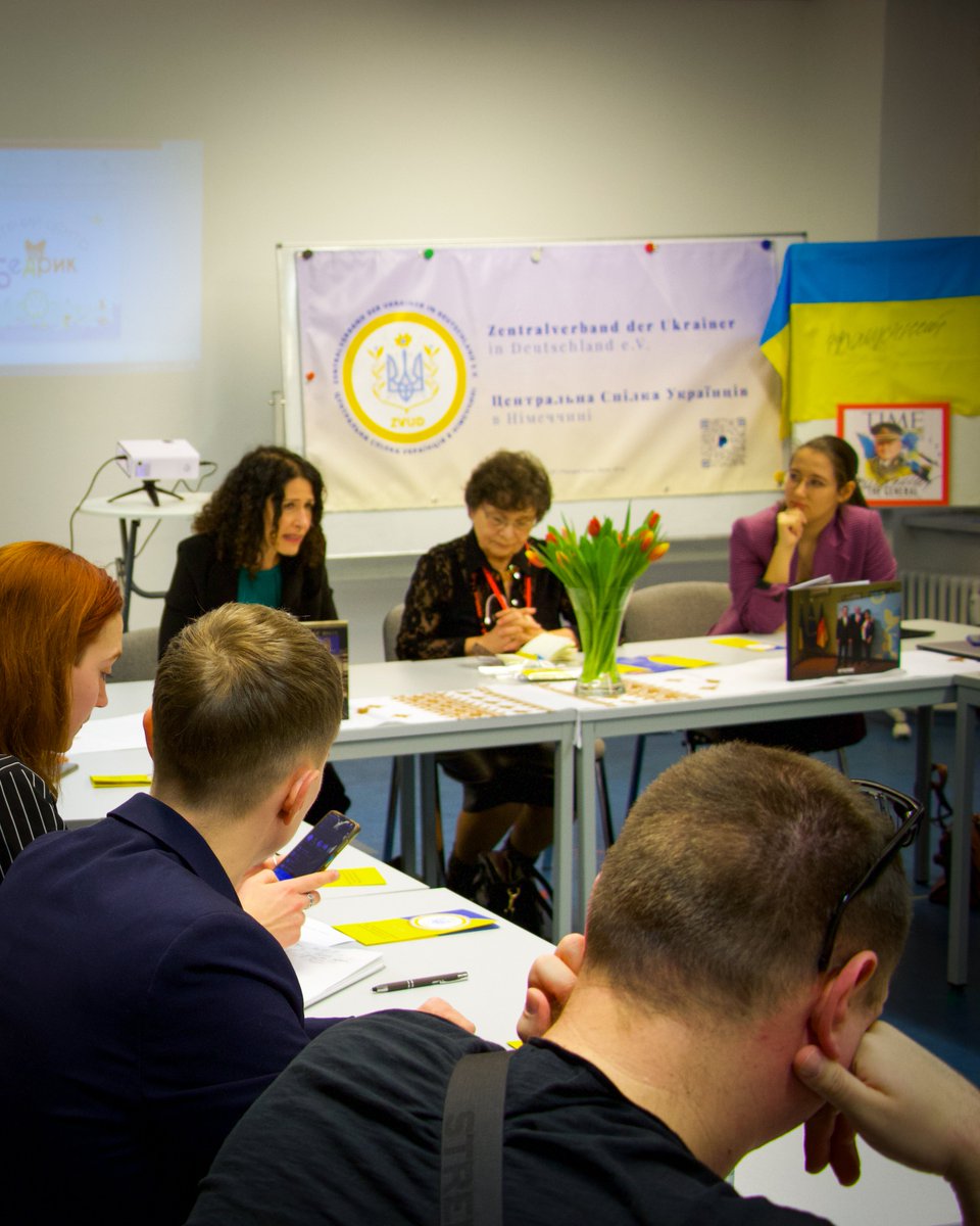 Mein #Berlin ist ein solidarisches Berlin!🌻
Februar startet mit 'nem Termin mit Symbolkraft: Gestern traf ich mit unserer Spitzenkandidatin @bettinajarasch Engagierte und Organisationen in der Geflüchtetenarbeit, um direkt über Bedarfe, Herausforderungen, Lösungen zu sprechen.🧵