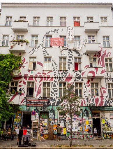 f_schmidt_BB's tweet photo. Genossenschaftlicher Rückkauf der Stadt geht weiter. Ziel ist 50% Gemeinwohl. Im Fall Samariterstr. 32 besonders wichtig, weil das Haus bereits aufgeteilt war und die Vermarktung unmittelbar bevorstand. Dank an @AKS_Gemeinwohl & Senat für Unterstützung.
https://t.co/RB6CJymO4q https://t.co/tVYR3sIdAg