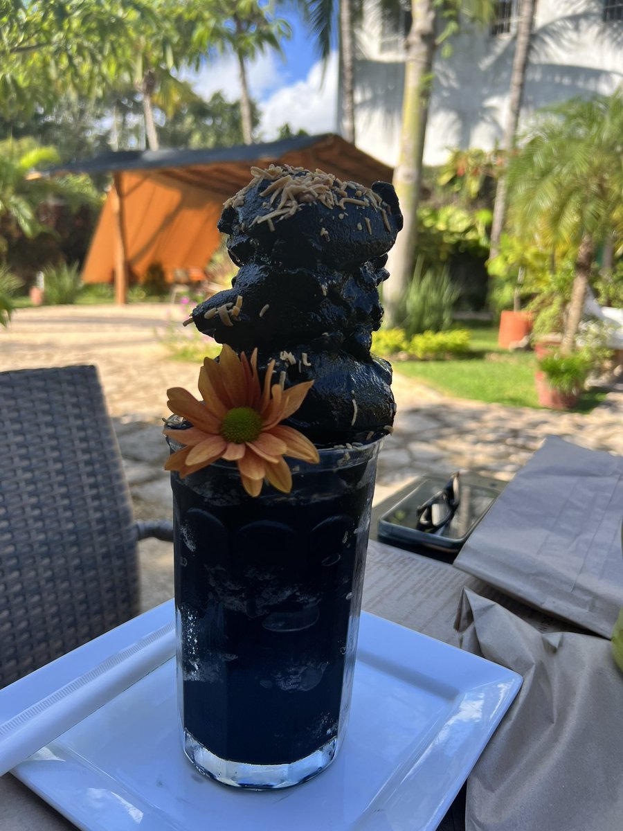 Smoothie Tropical con carbón activado, para cargar energía, lindo jueves !!!