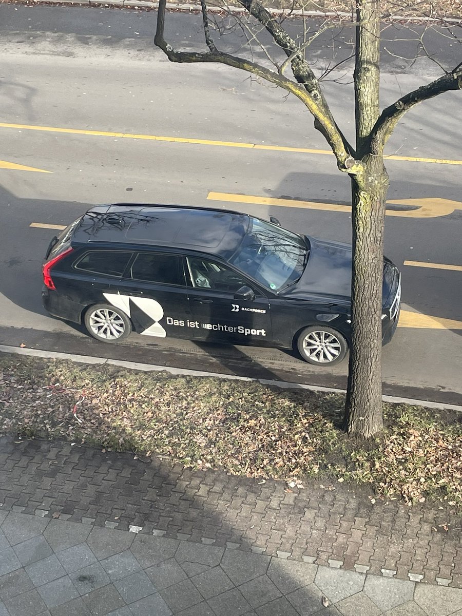 osirisbash's tweet image. Endlich hat jemand mal verstanden was echter Sport ist @Backforce_gg 😉😉 #esport #backforce

*Spotted in Berlin* 🚗