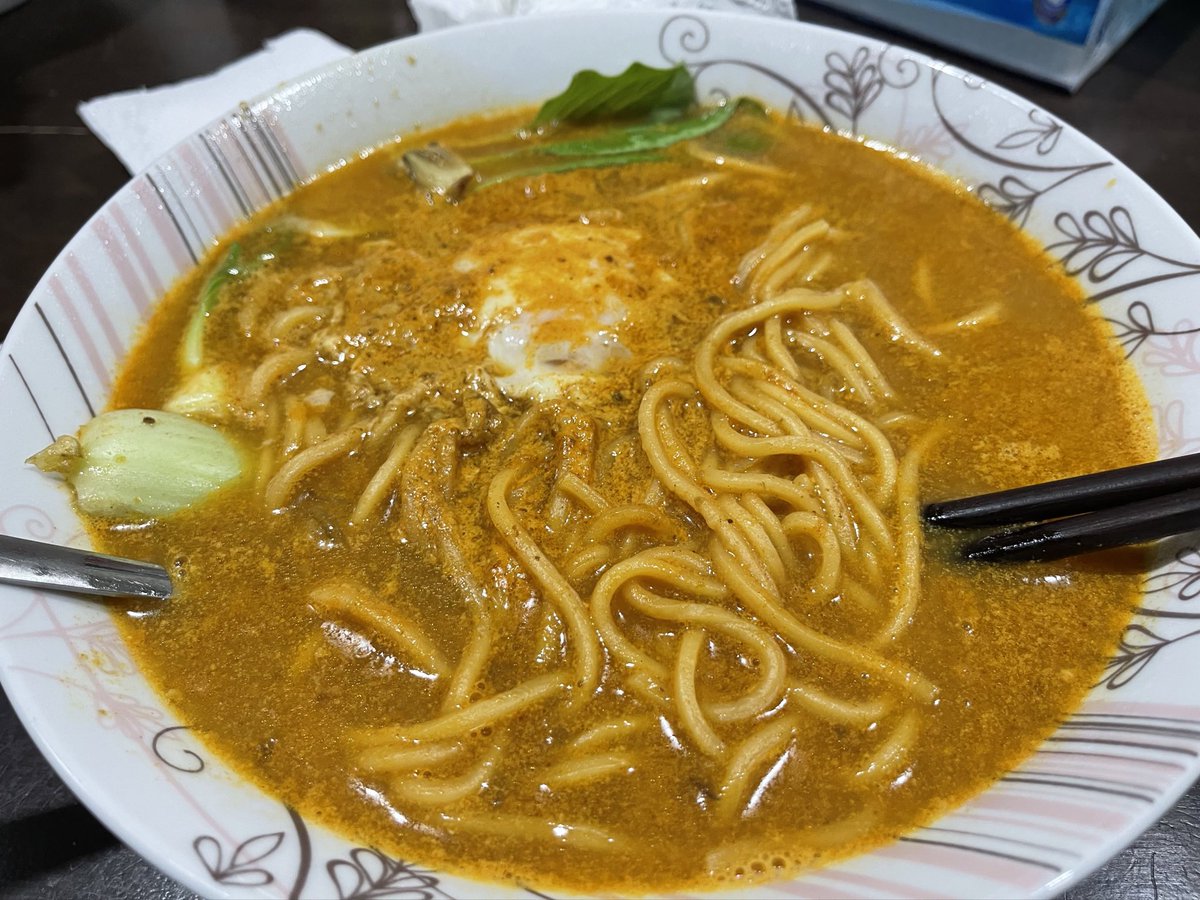 cyrildason's tweet photo. Wanted to eat something spicy and soupy.. Found curry paste in the fridge, yellow prawn mee and some vege.
Add in an egg, santan and penambah rasa... and taraaaaa!
#RilFood https://t.co/2rRonDYqlD