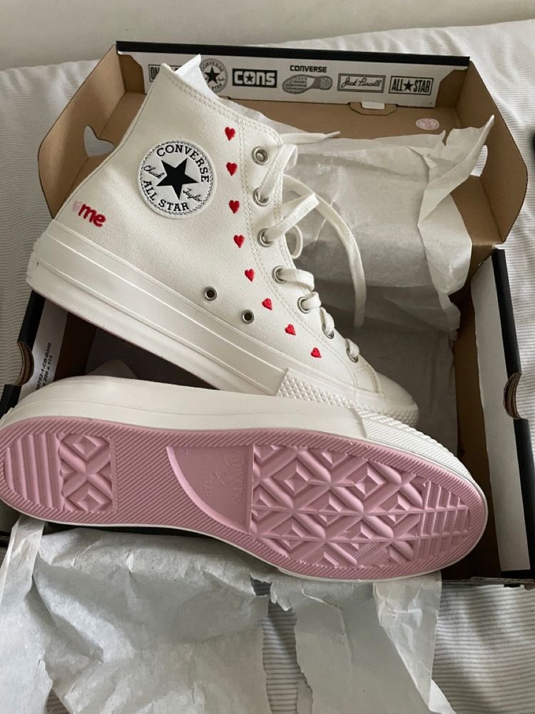 softdeIicacy's tweet photo. pretty embroidered converse https://t.co/HEyA05zMm1