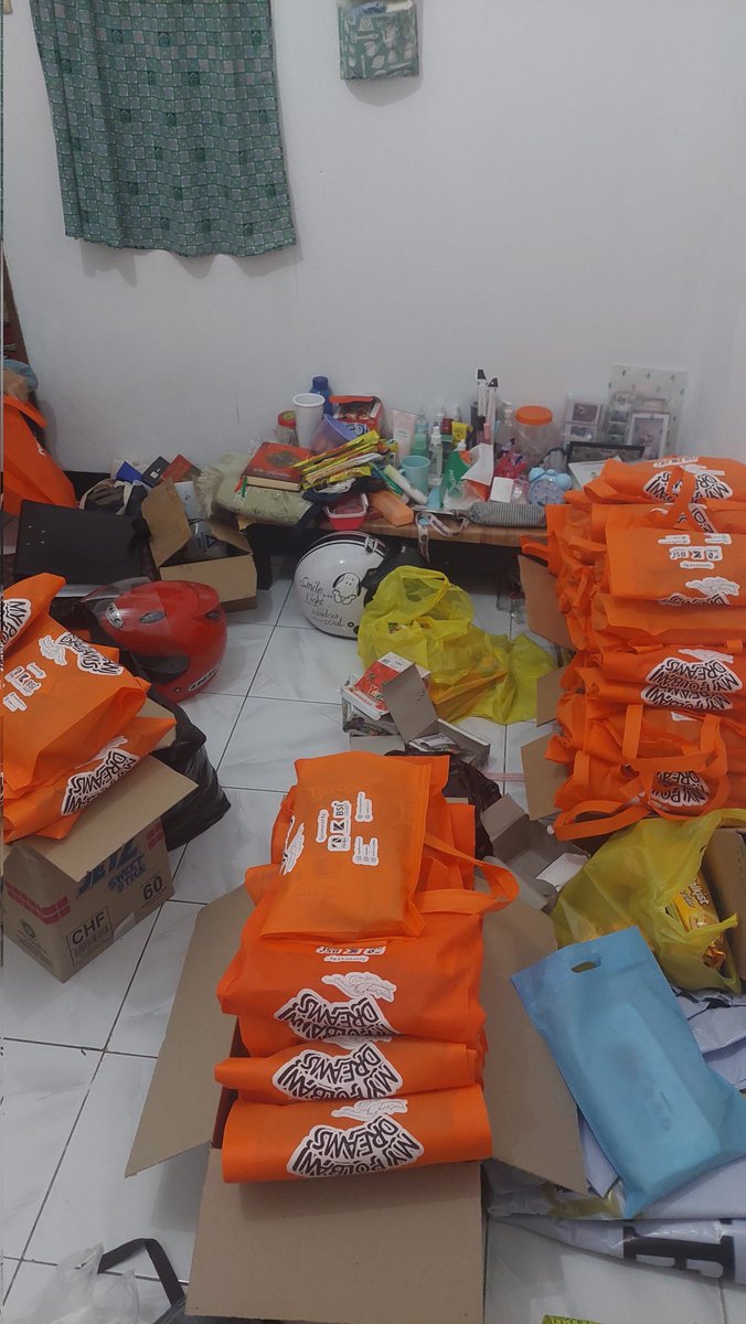 bebekuproy's tweet photo. Jadi panitia my polban dreams!

Proker collab sosma sama ika polban, seru banget soalnya suka main sama anak kecil, seneng pas ngeliat mereka seneng, cape nya kebayar sama keberhasilan proker ini, bangga bngt sama partner partner gue. https://t.co/nyDITl8bl8