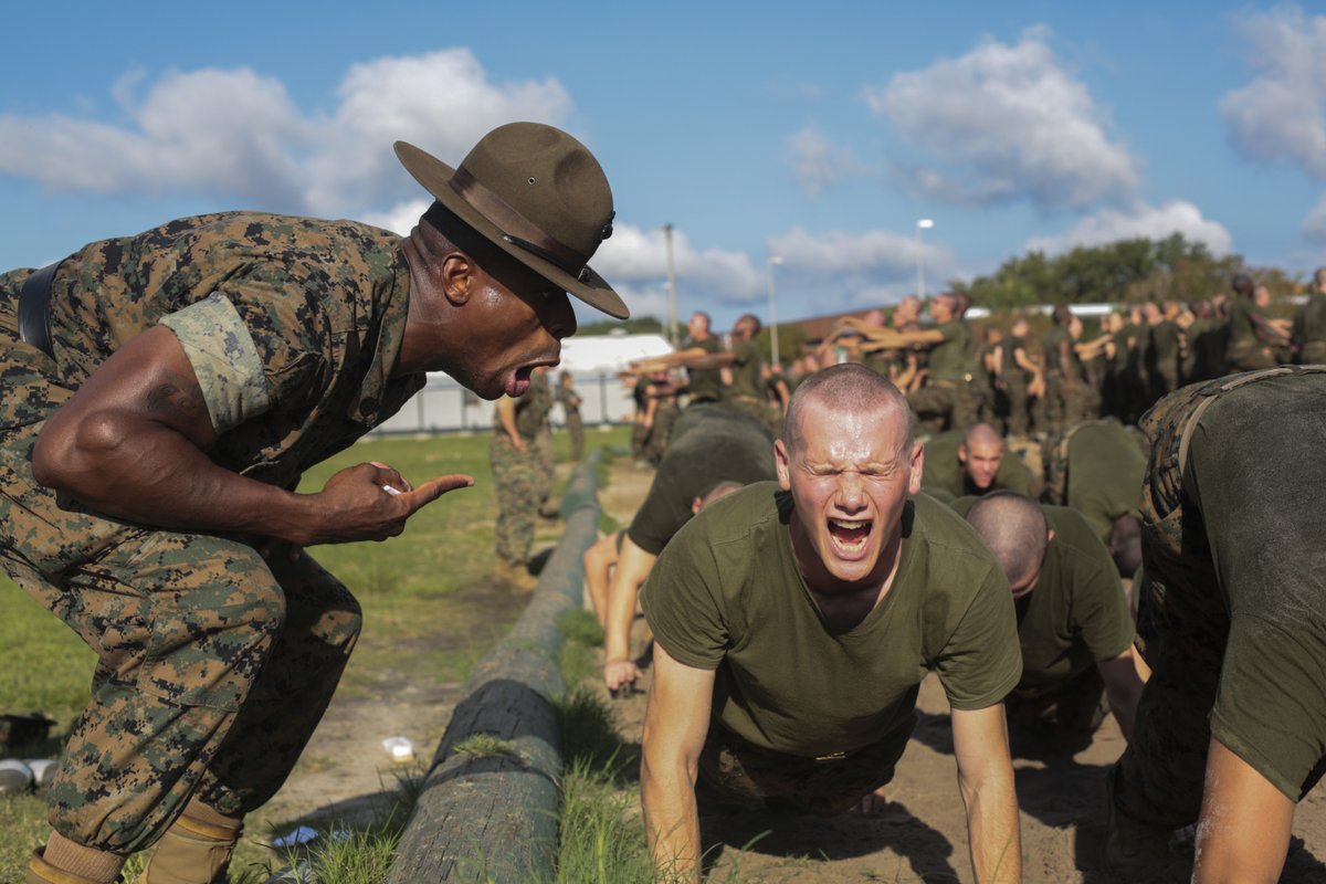 USMarineCorps's tweet photo. PUUUSSSHHHH UP

A senior Drill Instructor instructs a recruit during a company incentive training session. Incentive training builds endurance, strength, and discipline in a recruit throughout the course of recruit training. https://t.co/YJW1pVC1F5