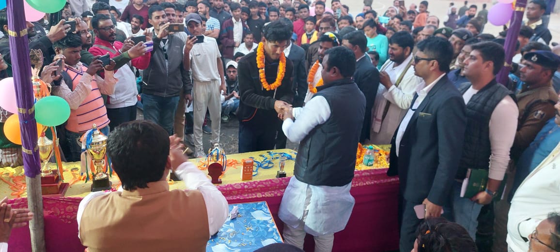 ShahnawazRJD's tweet photo. अररिया जिले के कुर्साकांटा प्रखंड में भारत-नेपाल बॉर्डर पर स्थित गाँव गड़ैया ग्राम (लैलोखर पंचायत) में चल रहे शाहजादा कप क्रिकेट टूर्नामेंट में बतौर मुख्य अतिथि शिरकत किया। बिहार के कई टीमों के साथ नेपाल की टीम भी इसमें भाग ले रही थी। https://t.co/euc7T8mUI9
