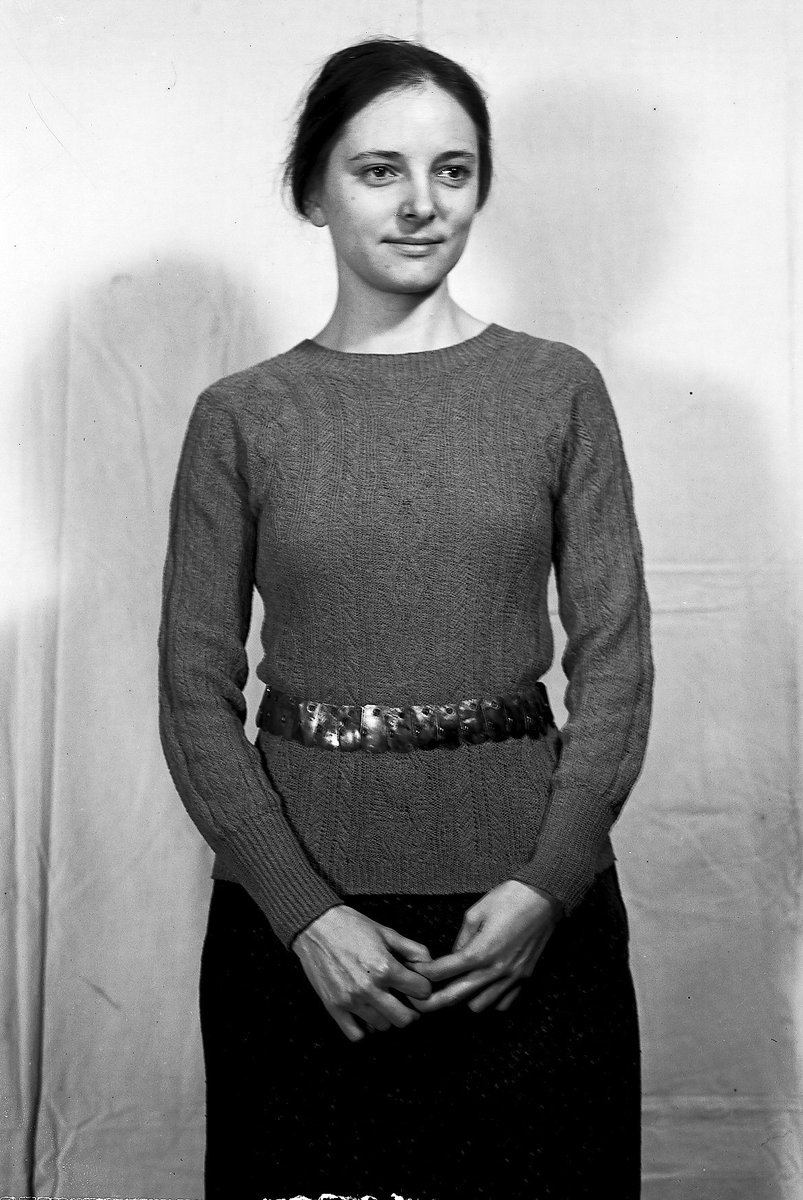 The Yale-French excavations at #DuraEuropos uncovered 100s of ancient textiles, including a remarkable piece of knitting  (or nalbinding). Louise Bellinger used the pattern to knit this sweater (complete with replica scale-armor belt!). Photo: excavation archives <a href="/YaleArtGallery/">Yale Art Gallery</a>