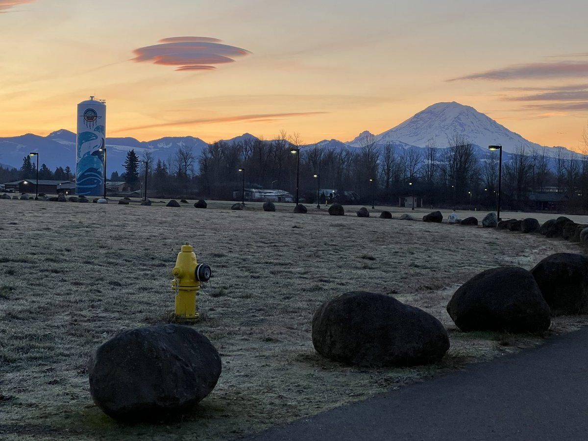 annnlucio's tweet photo. @KING5Seattle @MtRainierWatch @MuckleshootNSN @tward206 Mountain is out today!! https://t.co/eLc1QqEJ3T