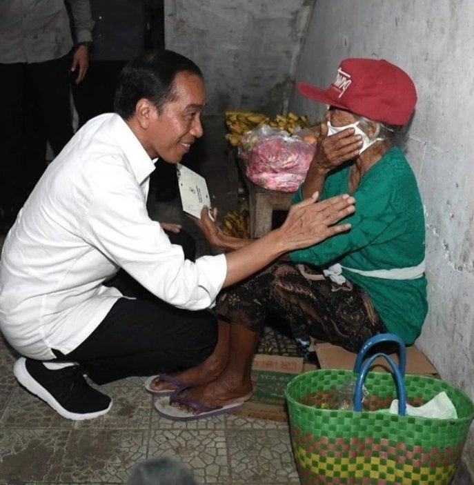 Ga heran kalau banyak orang dari negara lain menampakkan rasa iri. Tak banyak, bahkan mungkin tak ada presiden di negara lain yang semerakyat beliau. 

Dia presiden kita🇮🇩
.
.
.
