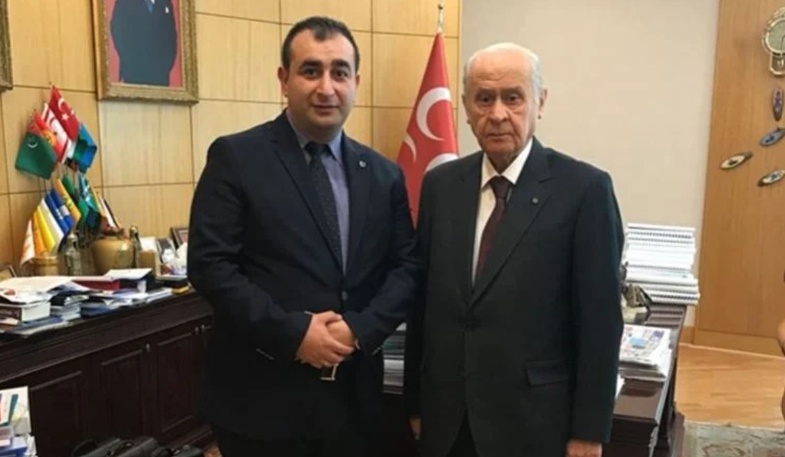 yirmiucderece's tweet photo. 📌 Sinan Ateş cinayeti nedeniyle  gözaltına alınan MHP'li avukat Serdar Öktem'in, Covid-19 geçirdiği için hafıza kaybı yaşadığını ve incelemeye alınacak telefonunun açılış şifresini hatırlamadığını söylediği belirtildi. https://t.co/PSLnXiTIw4