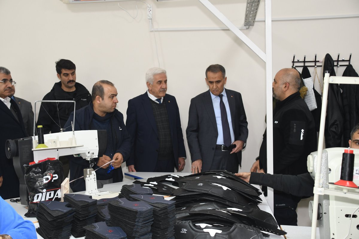 adiyamangovtr's tweet photo. Sayın Valimiz Mahmut Çuhadar, Adıyaman OSB'de faaliyet gösteren işletmelerin kalifiye eleman ihtiyacını karşılamak amacıyla kurulan Sanayi Geliştirme Merkezindeki ayakkabı üretim atölyelerini gezerek, faaliyet ve çalışmalar hakkında ATSO Başkanı İrfan Torunoğlu'ndan bilgi aldı. https://t.co/iENMnnhiBQ