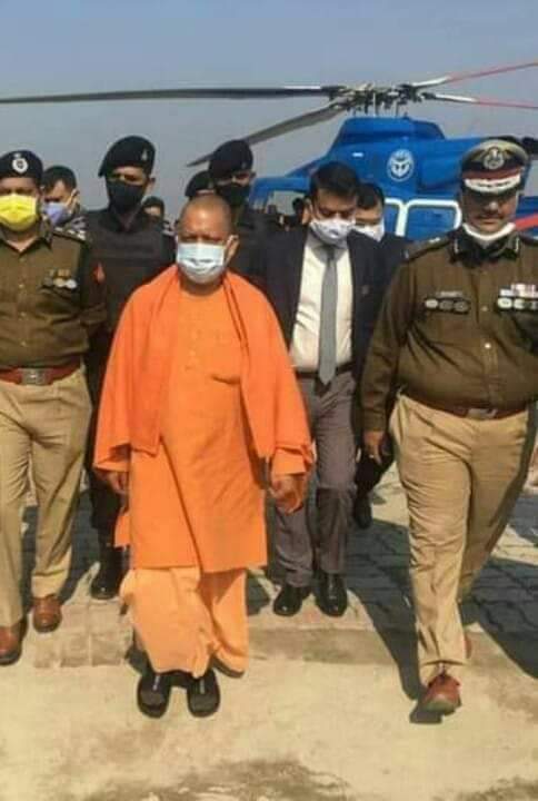चेहरे पर 5 रुपये का मास्क,100 रुपये का गमछा,150 का कुर्ता,200 की धोती और 250 का सैंडिल पहनने वाला मुख्यमंत्री मिला है भाई...जय श्री राम तो बनता है 🚩 x.com/i/spaces/1RDGl…