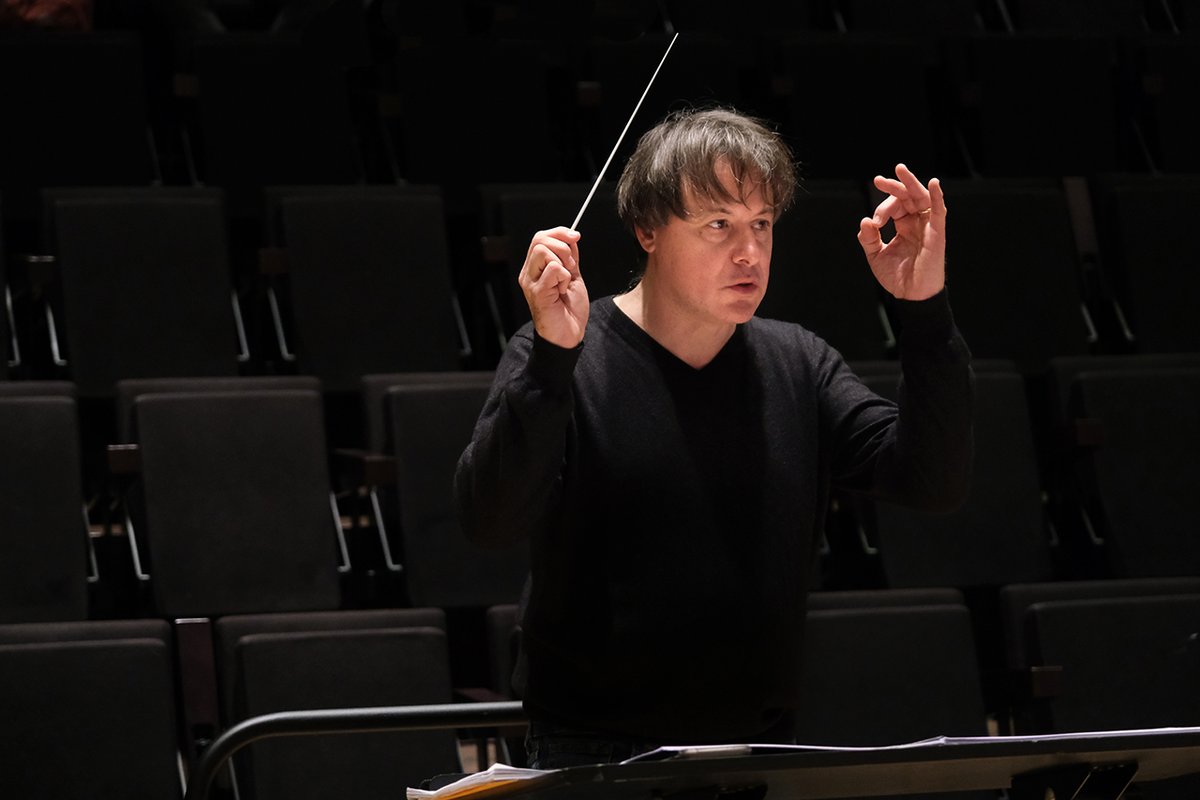 Aujourd’hui, à la <a href="/philharmonie/">Philharmonie de Paris</a>  première répétition de "Sky Blue", une nouvelle œuvre de la jeune compositrice taïwanaise Chia-Ying Lin qui sera créée le 7 février pendant le concert d’ouverture de <a href="/PresencesRadio/">Festival Présences - Radio France</a> : bit.ly/3uTAMbn   <a href="/francemusique/">France Musique</a>