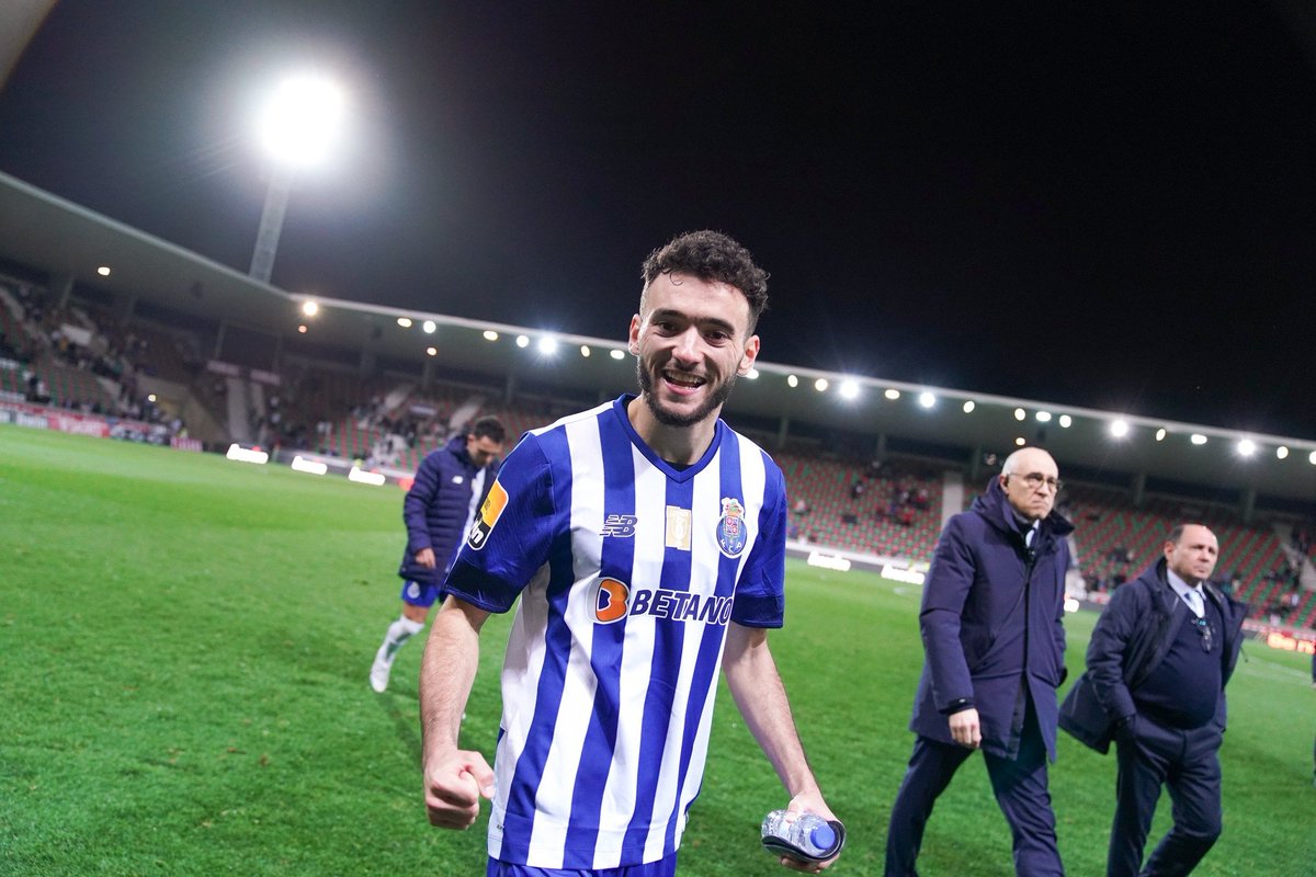IvaNFCPortO's tweet photo. +3 очка в борьбе за чемпионство 💪🐉😎
#FCPorto #CSMFCP #LigaPortugal https://t.co/o3D7Klr3S4