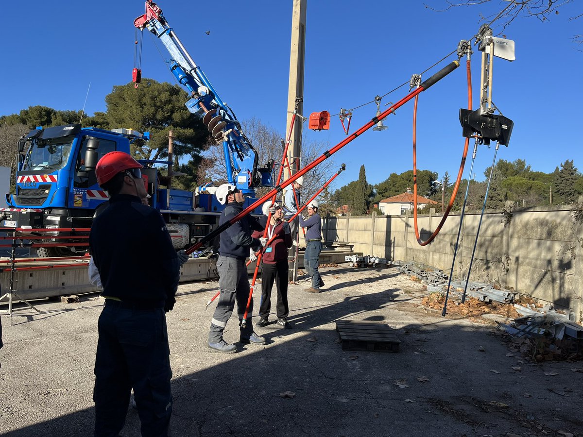 EnedisRegionSud's tweet photo. 1️⃣5️⃣5️⃣ élèves ont découvert sur #Avignon et #Marseille les métiers d’@enedis.
En #alternance notamment, mais aussi en #CDI et #CDD, de beaux #métiers vous attendent ! Technicien(ne) réseau, chargé(e) de projets, technicien(ne) poste source…
➡️ https://t.co/7JXQSuZxMN https://t.co/edA1QF91OD