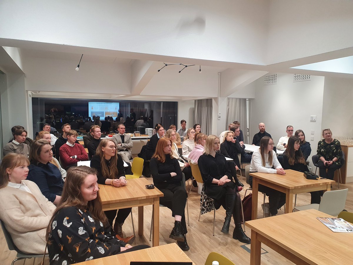 Helsingin yliopiston metsäylioppilaat kuulemassa Puutuoteteollisuuden infoa by #Puumiehet #Metsäyhdistys #Sahateollisuusmiehet.