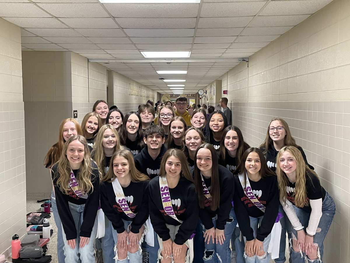 sfsdactivities's tweet photo. SFHS Dance Team right before the Walk of Champions. Good luck at state! https://t.co/qSqktgKaHU