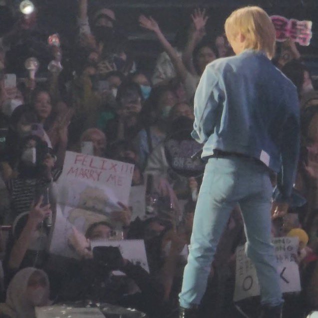 beyondyasmin's tweet image. HAHA so bang chan saw this poster in the crowd and recreated it with felix he’s so 😭