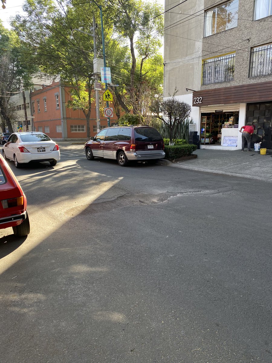 juanomarr's tweet photo. @SOBSECDMX Saludos. Quiero reportar el bache ubicado en Bajío, 231. Roma Sur. Vinieron a “arreglarlo” en diciembre y ahora está peor. 
Por favor y muchas gracias. https://t.co/aQdpy5xwms