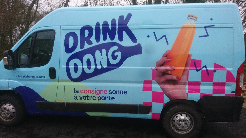 EcoActionPlus's tweet photo. Ravi de vous présenter Drink Dong, la consigne à portée de main.
Notre partenaire vient récupérer Les bouteilles vides qui sont ensuite nettoyées, la boucle est bouclée :).
En plus, Éco Action Plus se chargera du recyclage des bouchons et opercules. https://t.co/aj5r8g5a0E
