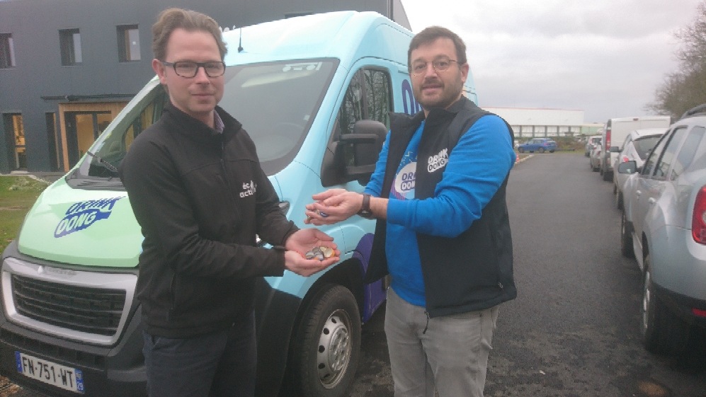 EcoActionPlus's tweet photo. Ravi de vous présenter Drink Dong, la consigne à portée de main.
Notre partenaire vient récupérer Les bouteilles vides qui sont ensuite nettoyées, la boucle est bouclée :).
En plus, Éco Action Plus se chargera du recyclage des bouchons et opercules. https://t.co/aj5r8g5a0E