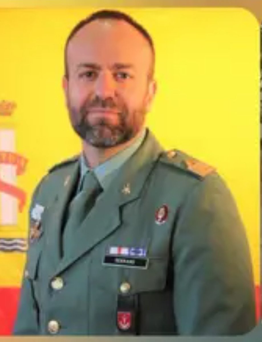 El Sargento 1º Serrano, del Tercio 'Duque de Alba' de la Legión, salvó a una Policía Nacional de ser estrangulada por el método mataleón el pasado 28Ene en Sevilla. El militar se lanzó sobre el atacante consiguiendo liberar así a la oficial, q ya estaba inconsciente. Enhorabuena!