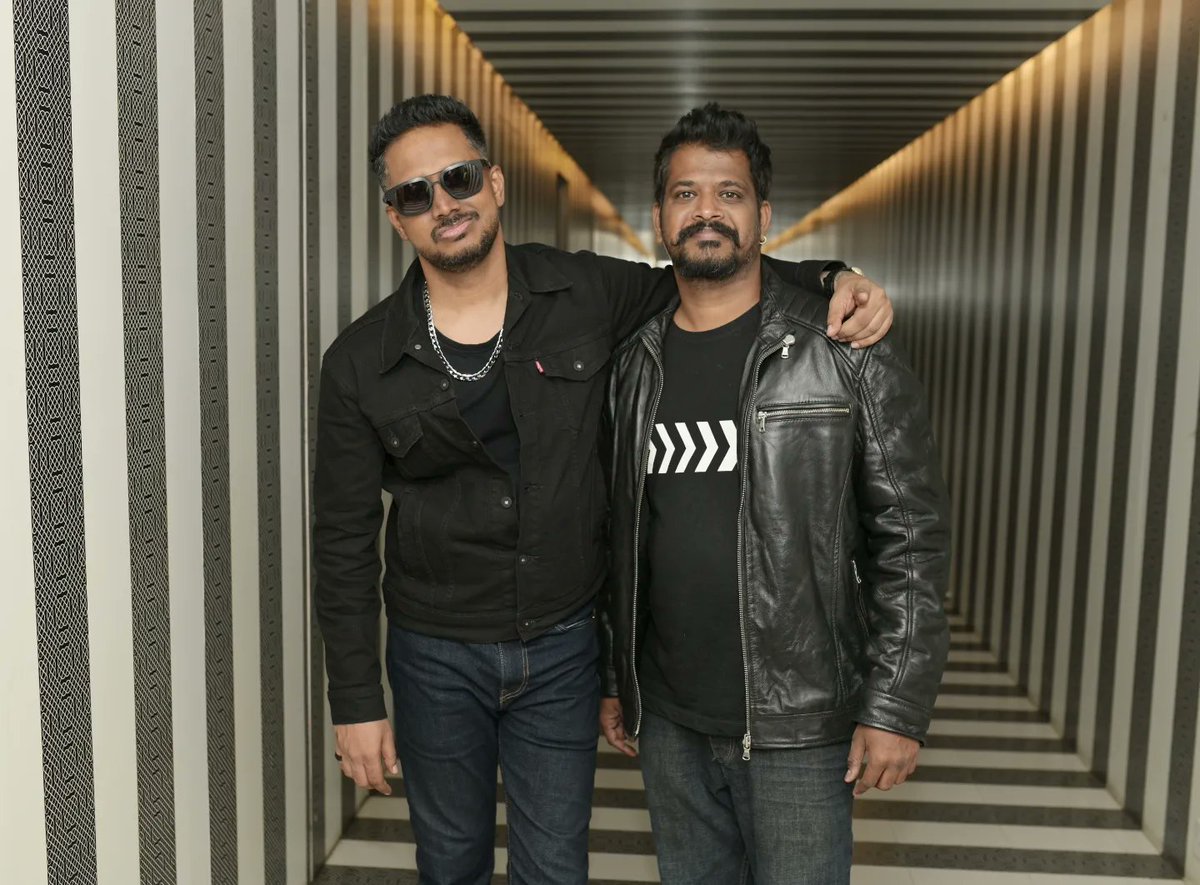 TheVinodh's tweet photo. Wowwwww it happened😍
Waited for this moment for 15 years…Yes Legends of Tamil HipHop are back @EMCEEJESZ
@iamyogib
@drburnmy
#Kg #Kavithaigundar #Yogib #burn #goosebumps #onememorabeleday❤️
#chennai #pheniox
#tamilhiphop #kggang https://t.co/PdwY9z0KPc