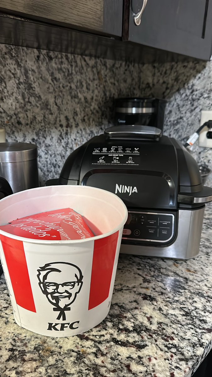 876pilot's tweet photo. KFC from Jamaica + Air Fryer = A Foreign Love Story @kfcjamaica 🥹🫶🏾 https://t.co/q1tqn2TU2L