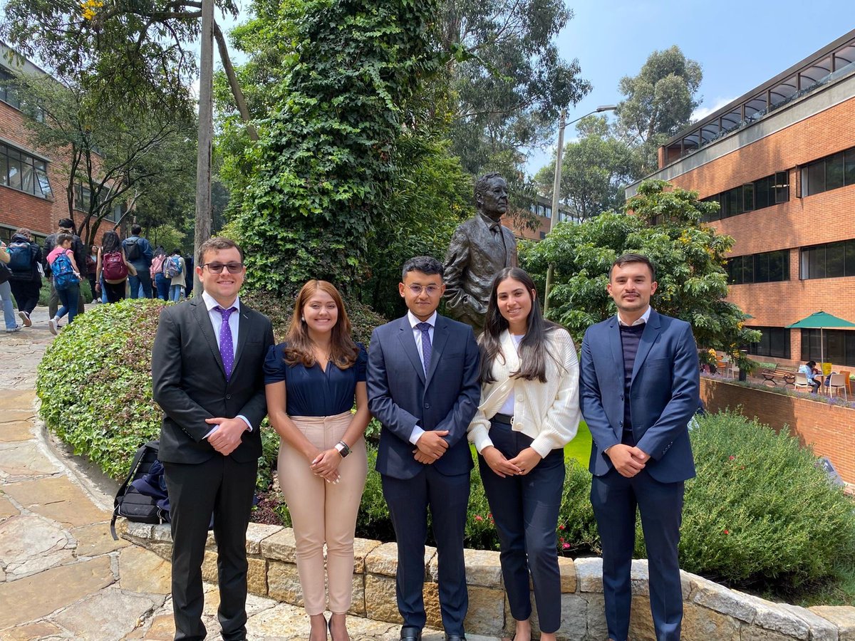 Presentamos a toda la comunidad nuestro equipo de monitores: Paula Alejandra Tarazona, María Paula Arguello, Santiago Castillo, Pablo Andrés Duarte y Miguel Ángel Franco. Podrán encontrarlos en el departamento de lunes a viernes para atender sus dudas.