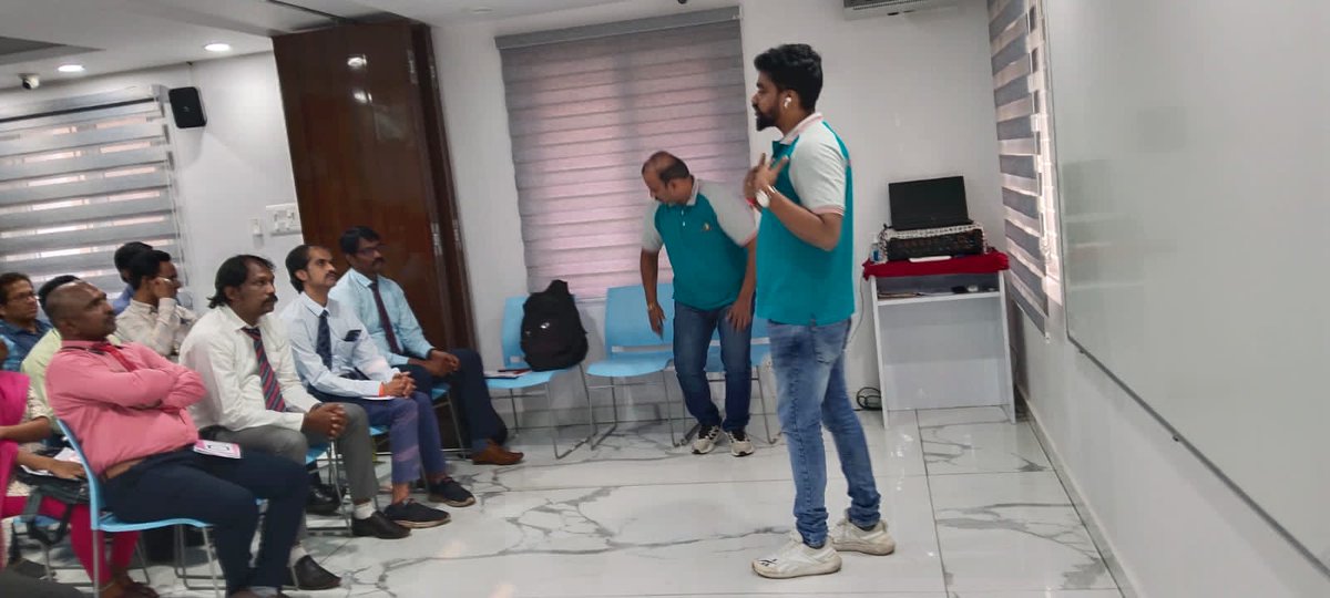 HoneyyGroup's tweet photo. New employee training at our corporate office begins today. We are set on yet another journey of providing employment in the real estate sector.
#NewEmployeeTraining #EmployeeTraining #NewTeam #FutureLeaders #RealEstateEmployees #honeyygroupemployee https://t.co/PaKQ4prdlB