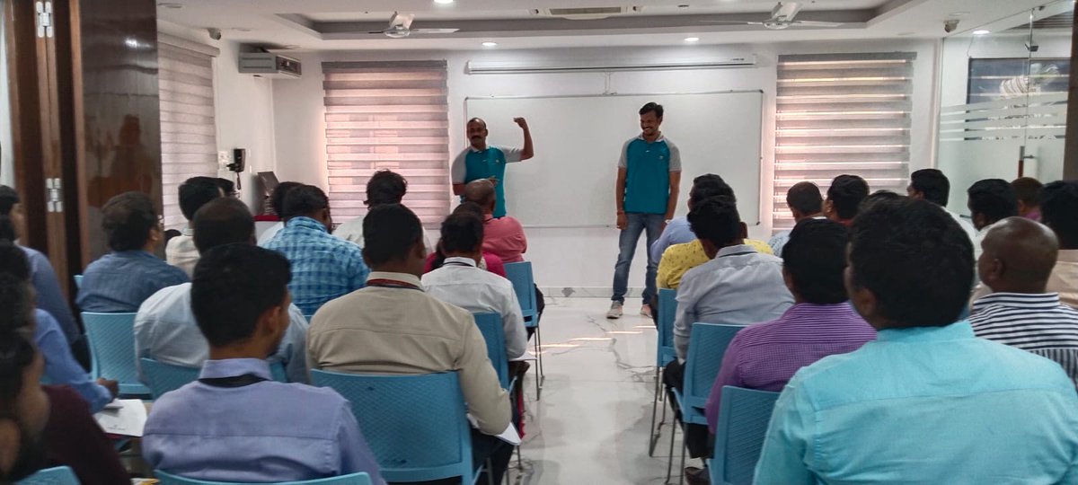 HoneyyGroup's tweet photo. New employee training at our corporate office begins today. We are set on yet another journey of providing employment in the real estate sector.
#NewEmployeeTraining #EmployeeTraining #NewTeam #FutureLeaders #RealEstateEmployees #honeyygroupemployee https://t.co/PaKQ4prdlB