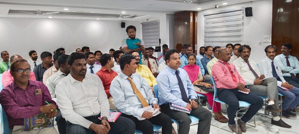 HoneyyGroup's tweet photo. New employee training at our corporate office begins today. We are set on yet another journey of providing employment in the real estate sector.
#NewEmployeeTraining #EmployeeTraining #NewTeam #FutureLeaders #RealEstateEmployees #honeyygroupemployee https://t.co/PaKQ4prdlB