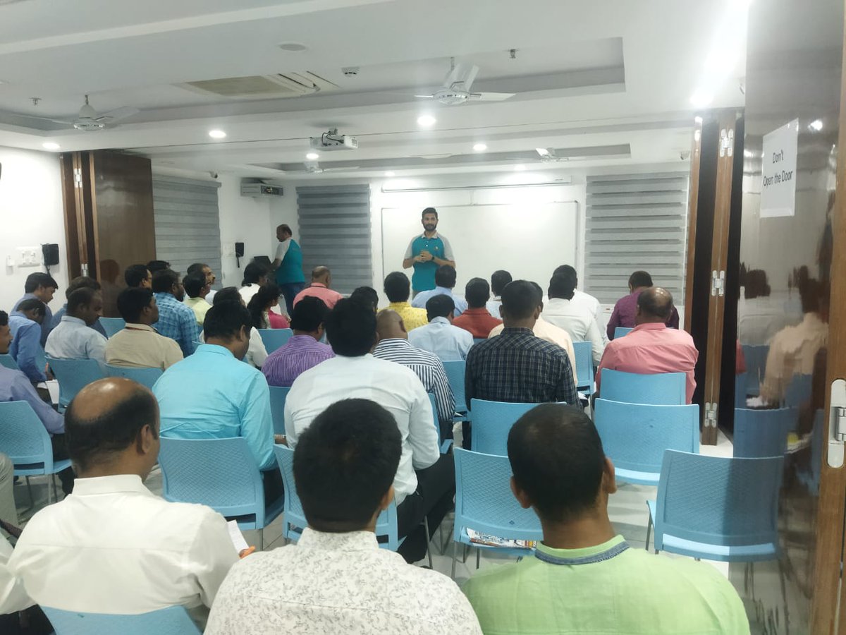 HoneyyGroup's tweet photo. New employee training at our corporate office begins today. We are set on yet another journey of providing employment in the real estate sector.
#NewEmployeeTraining #EmployeeTraining #NewTeam #FutureLeaders #RealEstateEmployees #honeyygroupemployee https://t.co/toloS2SowP