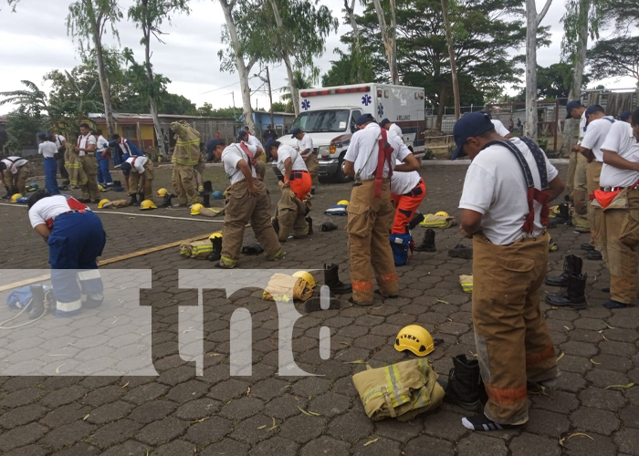 canaltn8's tweet photo. #Nicaragua | Bomberos de nuevo ingreso de los municipios de San Pedro del Norte, #Dipilto, La Conquista y #Cuapa, (de estos 7 mujeres), realizaron una actividad demostrativa del uso y manejo del equipo de protección personal en superación de obstáculos. https://t.co/xF5mWGQBUb