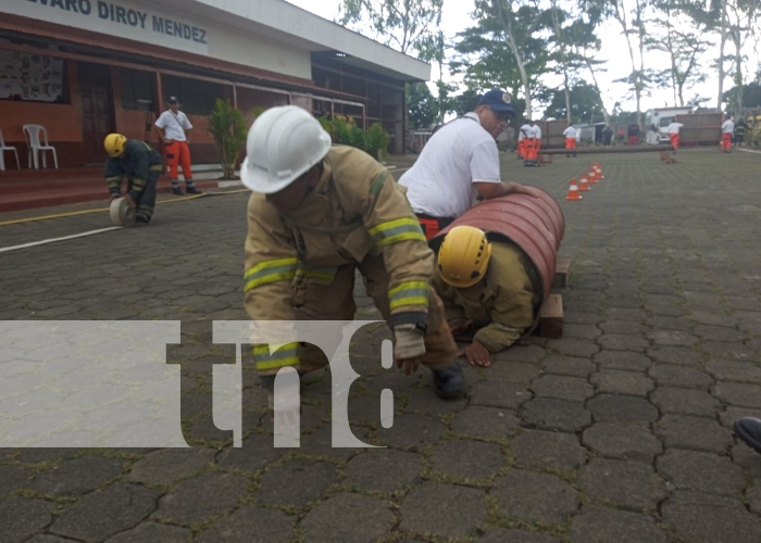 canaltn8's tweet photo. #Nicaragua | Bomberos de nuevo ingreso de los municipios de San Pedro del Norte, #Dipilto, La Conquista y #Cuapa, (de estos 7 mujeres), realizaron una actividad demostrativa del uso y manejo del equipo de protección personal en superación de obstáculos. https://t.co/xF5mWGQBUb