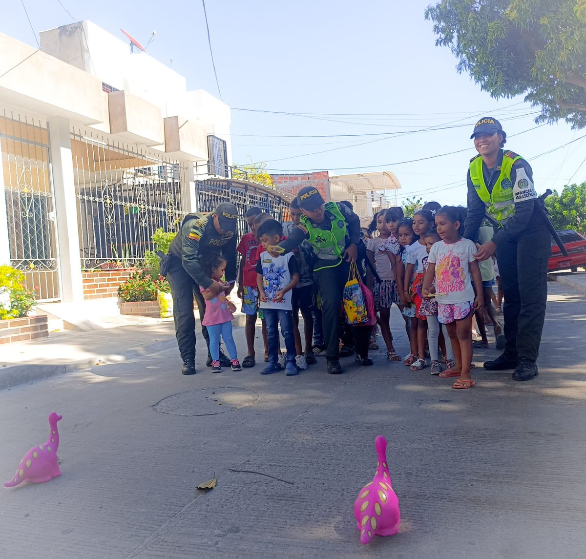 PoliciaDeCesar's tweet image. 🚨#AEstaHora Uniformados👮‍♂️👮‍♀️de Infancia y Adolescencia de @ProteccionPonal
en compañía de la oficina de @gestionsocialva👨👩🏛️y el Grupo de Prevención Ciudadana #PRECI👮‍♀️👮‍♂️celebramos con los niños,niñas y adolescentes el cumpleaños #36 del barrio Candelaria Sur. #JuntosPorLaNiñez.