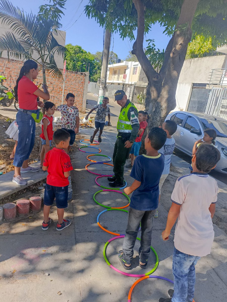 PoliciaDeCesar's tweet image. 🚨#AEstaHora Uniformados👮‍♂️👮‍♀️de Infancia y Adolescencia de @ProteccionPonal
en compañía de la oficina de @gestionsocialva👨👩🏛️y el Grupo de Prevención Ciudadana #PRECI👮‍♀️👮‍♂️celebramos con los niños,niñas y adolescentes el cumpleaños #36 del barrio Candelaria Sur. #JuntosPorLaNiñez.