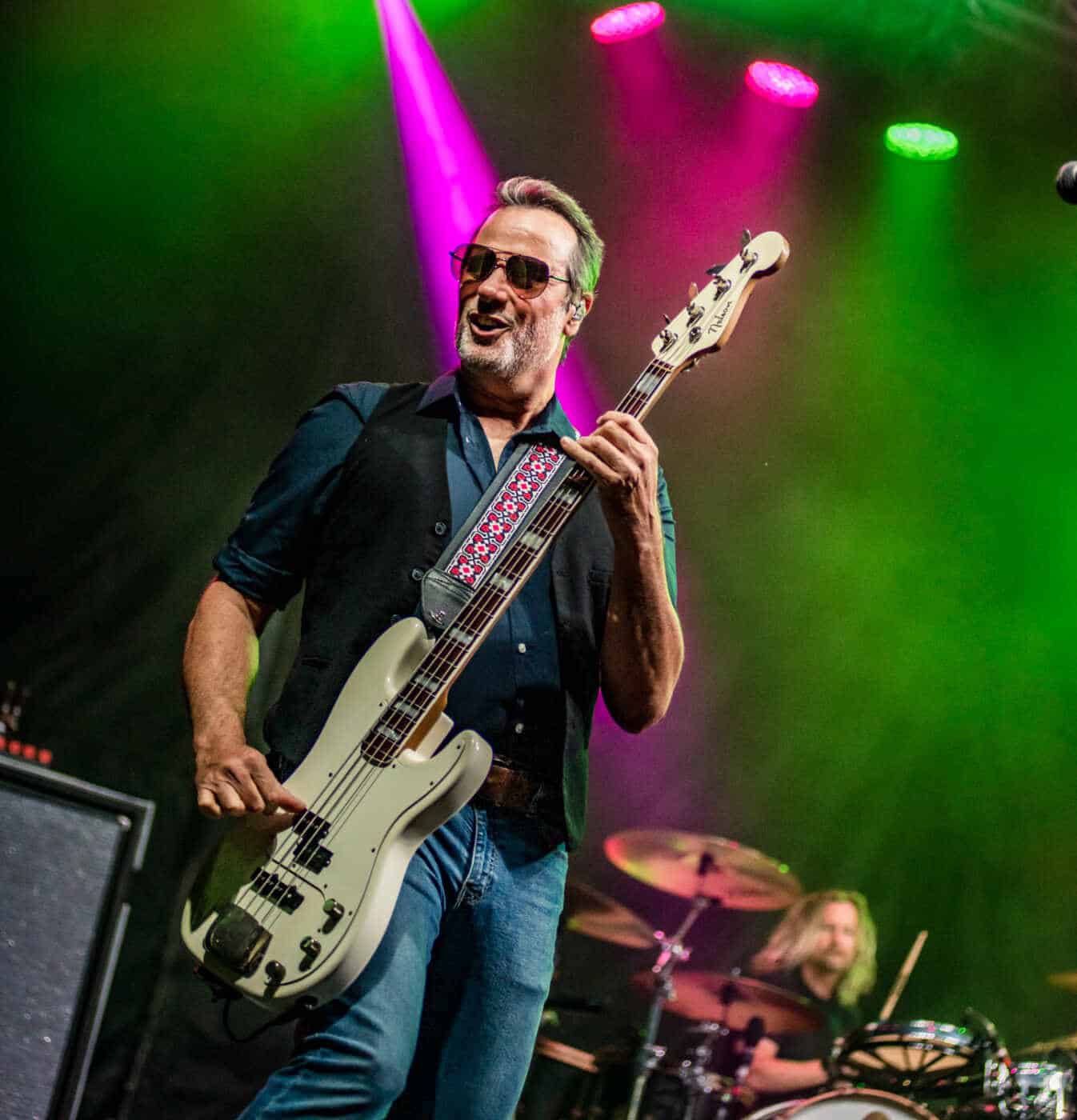 Happy Birthday to easily my favorite bassist of all time, Robert Deleo!   