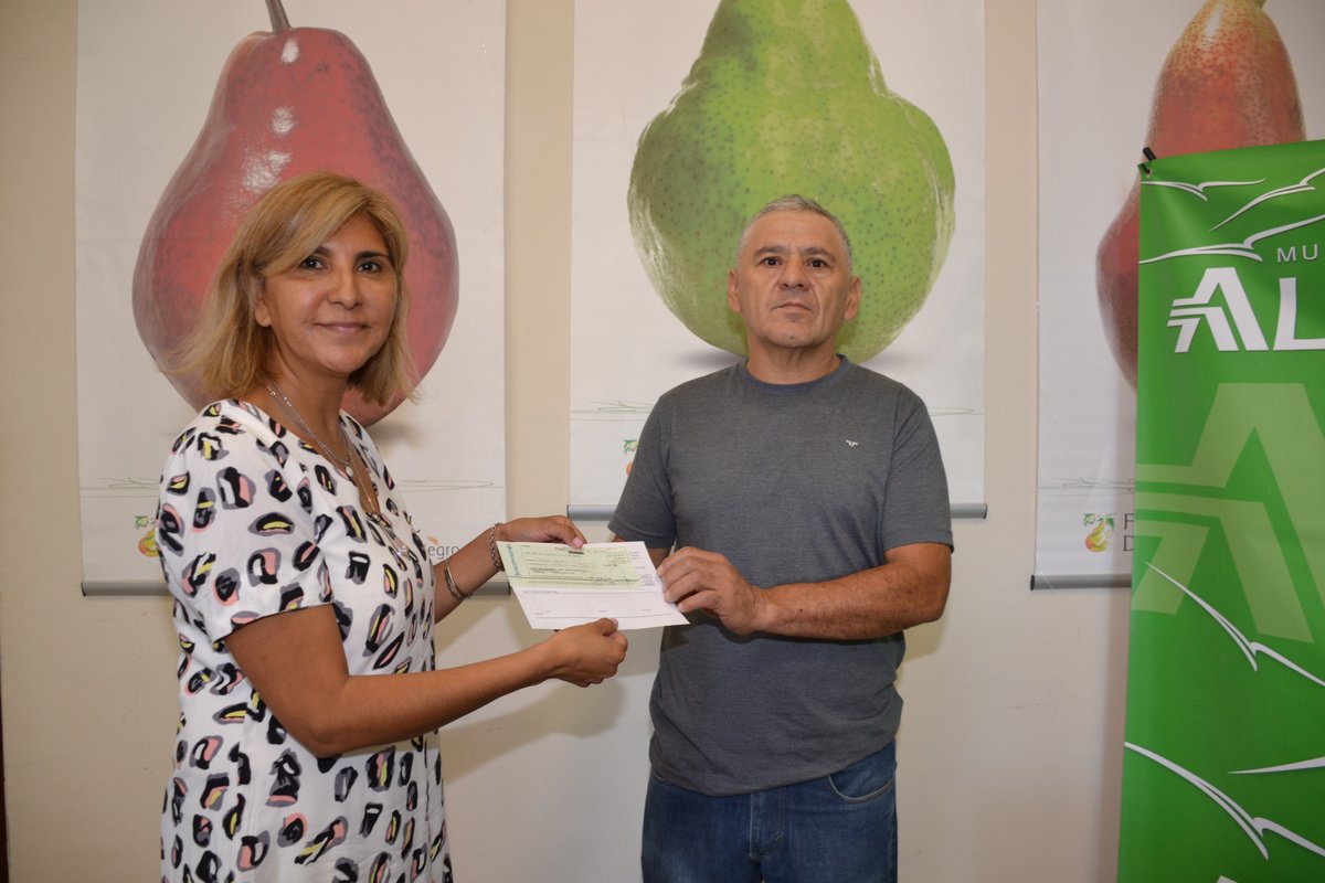 CONCURSO DE EMBALADORES
La Secretaria de Desarrollo Local, Alejandra Aros, entregó el premio del #concurso de #Embaladores en el marco de la XXV edición de la Fiesta Nacional de la Pera
Este año, Carlos Ramos marcó un tiempo de 1' 49''.