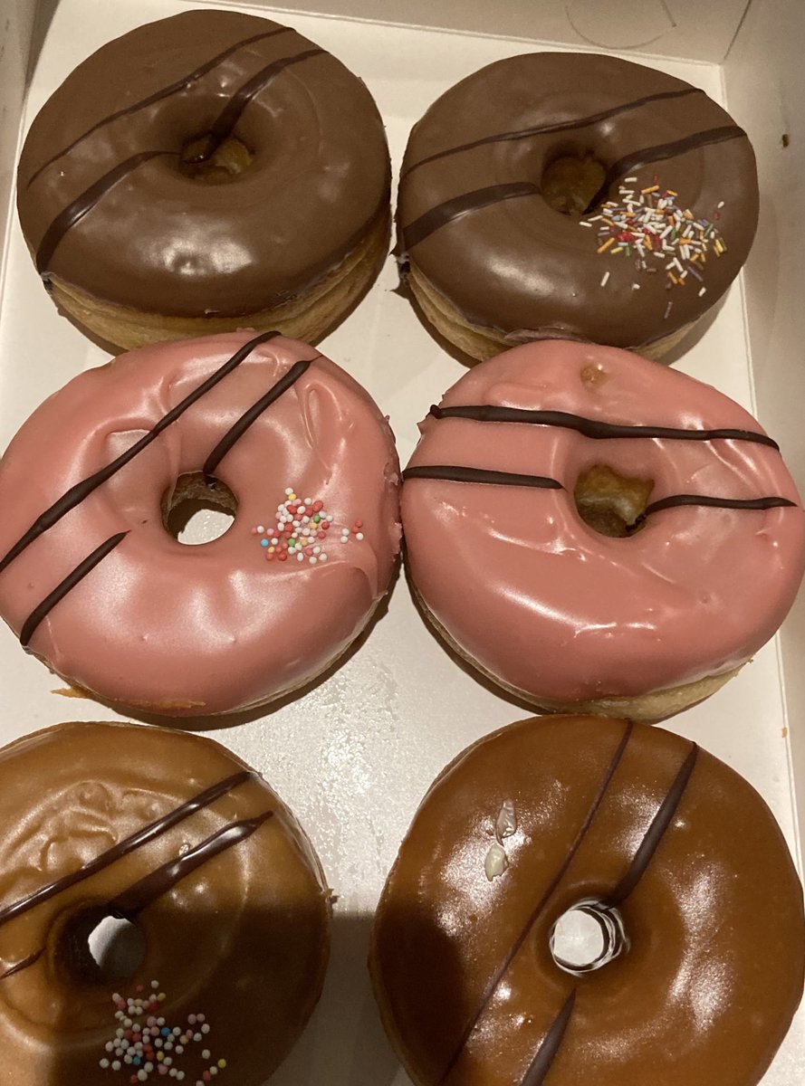 Viime vuonna 2.2. sain joltain Twitteristä idean, ja yllätyswolttasin onnittelut kaksoisveljelleni #kaksostenpäivä kunniaksi. Äsken soi ovikello ja toisella puolella Suomea asuva veljeni wolttasi minulle yllärinä juhlapäivän donitsit 🥳👍🏻.